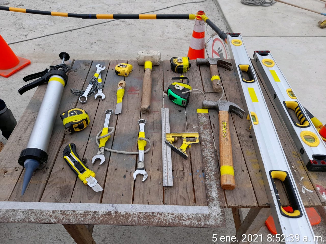 Herramientas organizadas para instalación y mantenimiento técnico